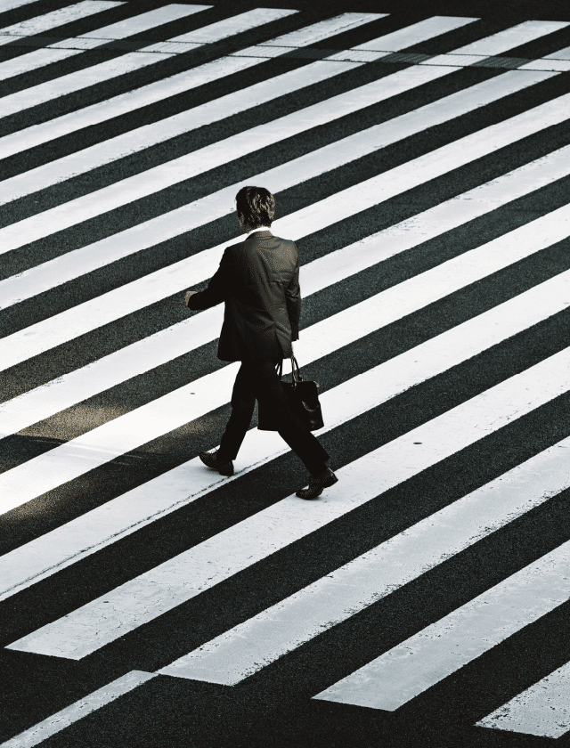 Homme qui marche sur un passage piéton