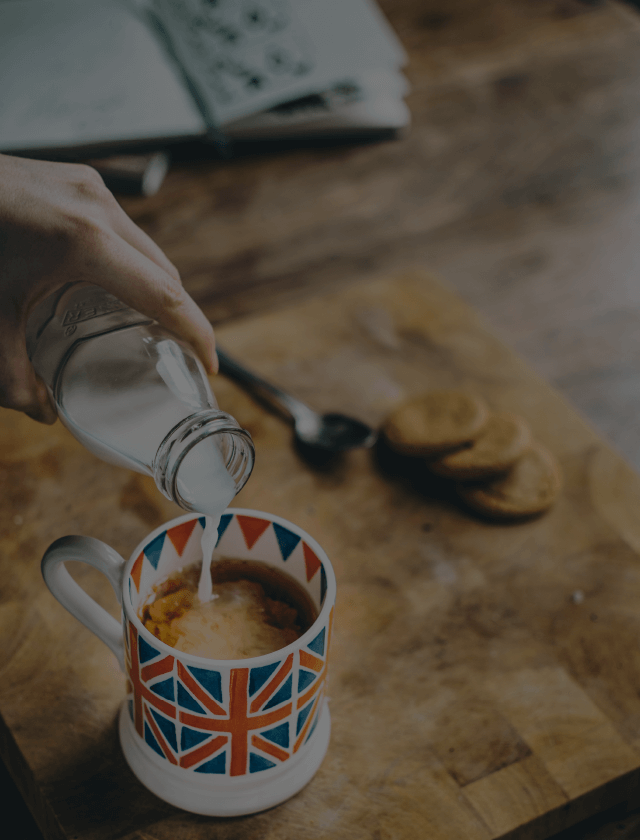 Verser du lait dans une tasse