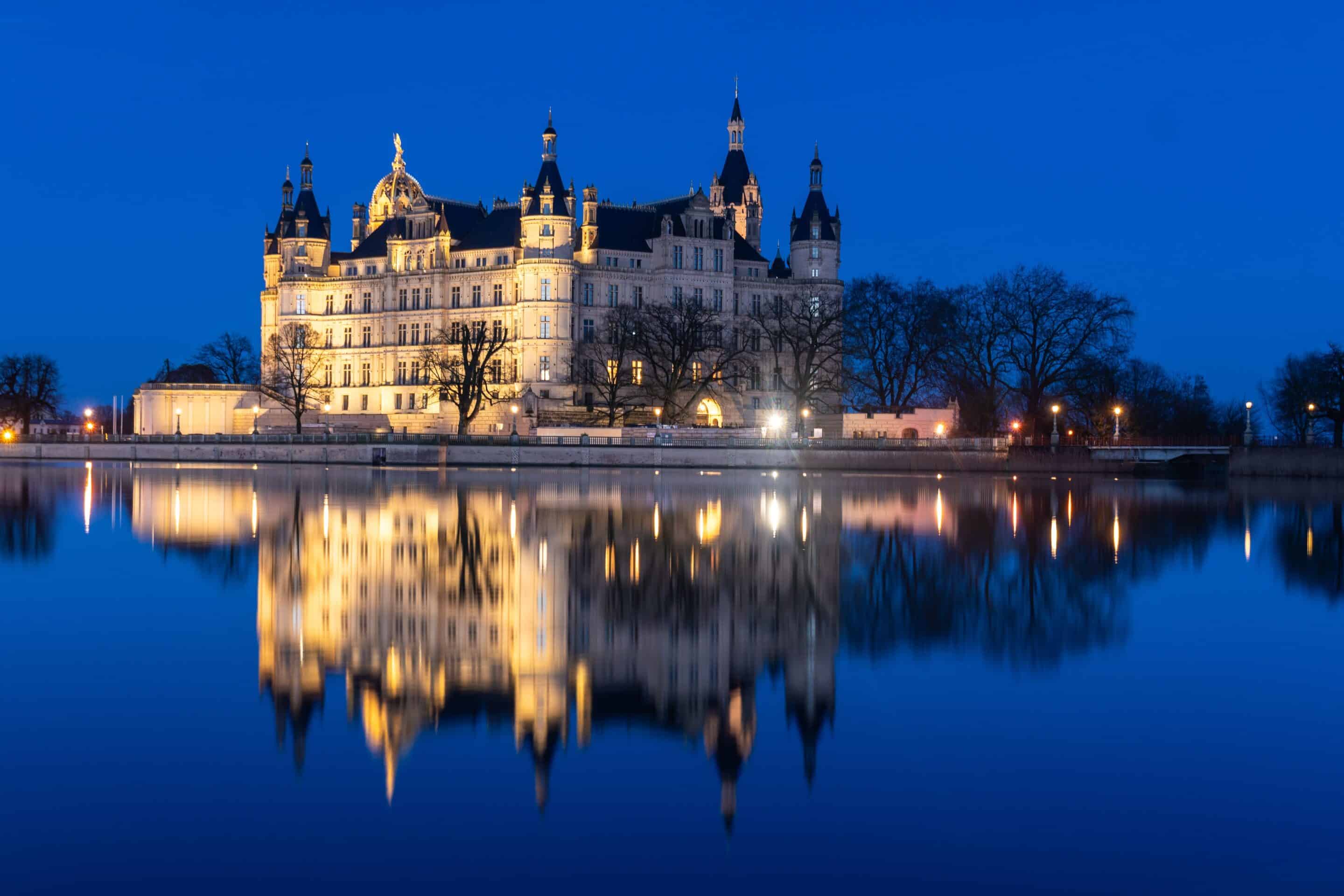 Schwerin,,Germany:,Dramatic,Reflection,Of,The,Schwerin,Castle,In,Lake